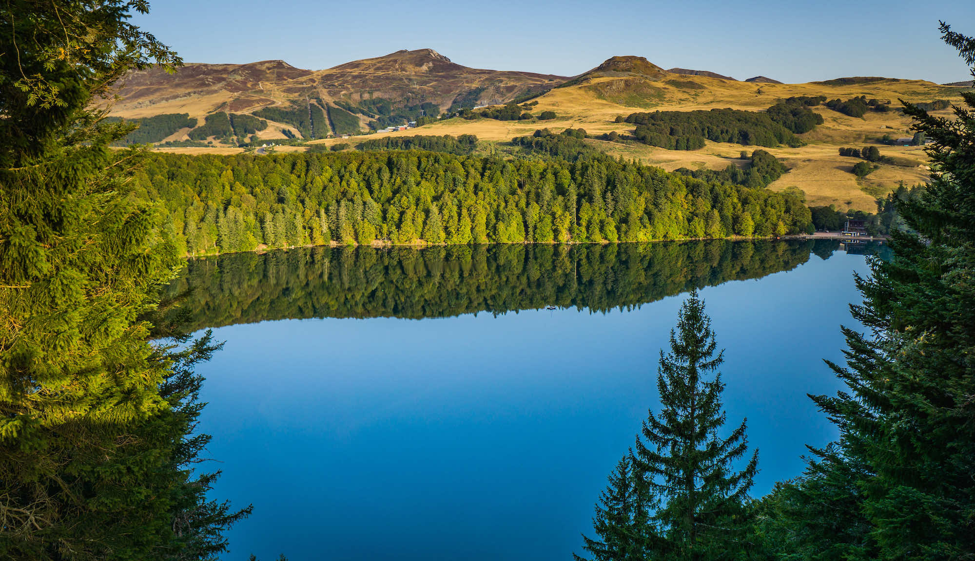 Een van de mooiste meren in Frankrijk is ook een van de minst bekende background poster